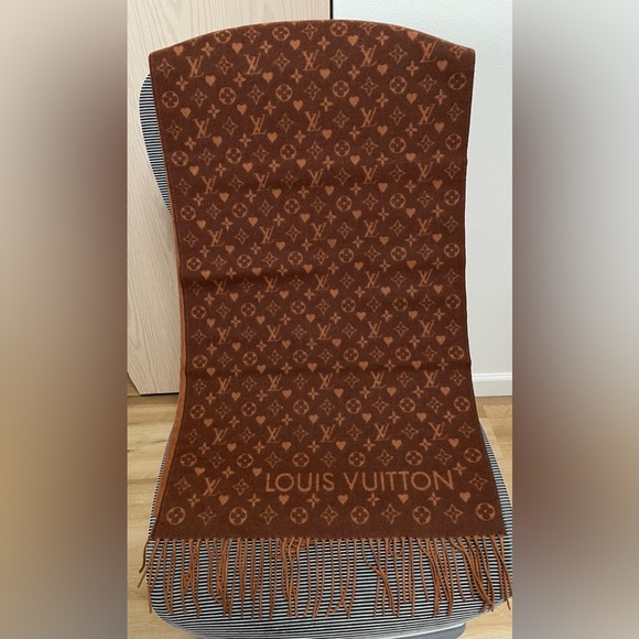 LV Game On Scarf / monogram pattern - Picture 6 of 7